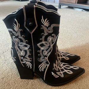 Embroidered black Cowboy Boots